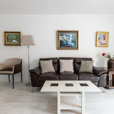 Two Bedroom Beside Marina Μάλαγα